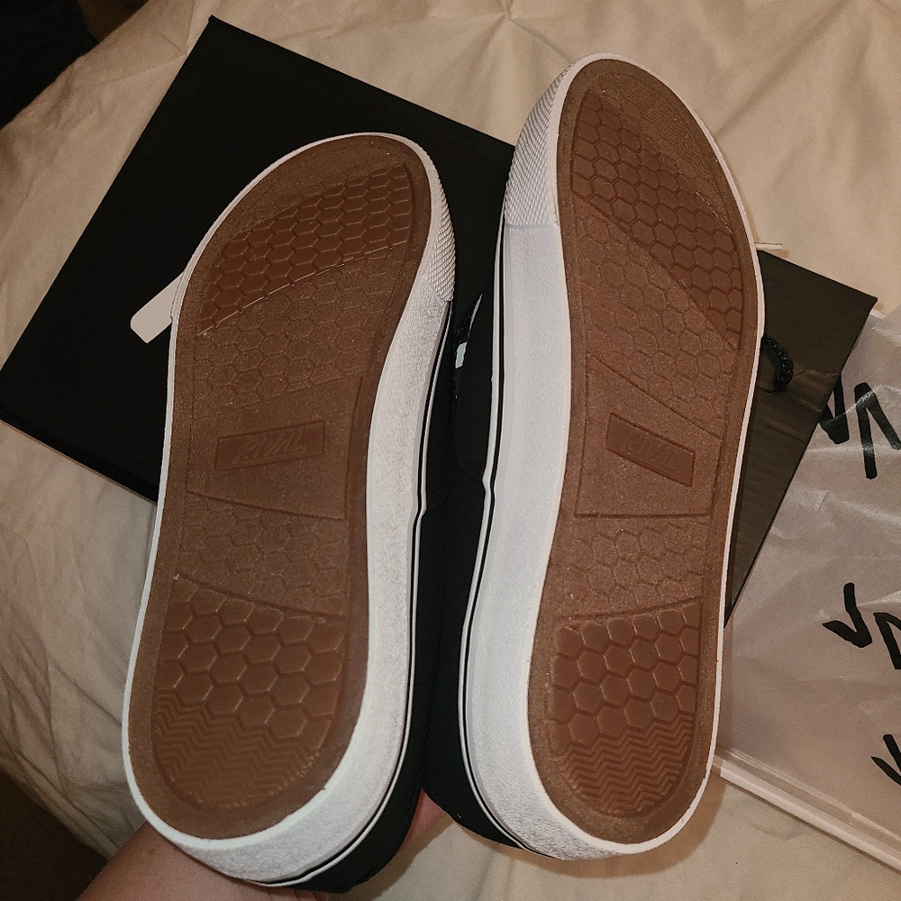 NWT Rival Trips Shoes - Picture 5 of 5